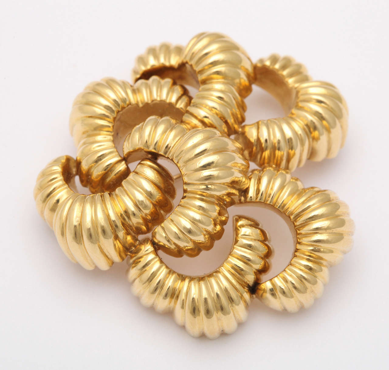 Spilla oversize in oro giallo 18kt assemblata con 7 elementi Trefoil e Segmentati.  Una grande dichiarazione di moda - adatta a un blazer, a un soprabito o a un abito da sera nero di base.  Molto tridimensionale. marchio del cuscinetto - 18Kt i