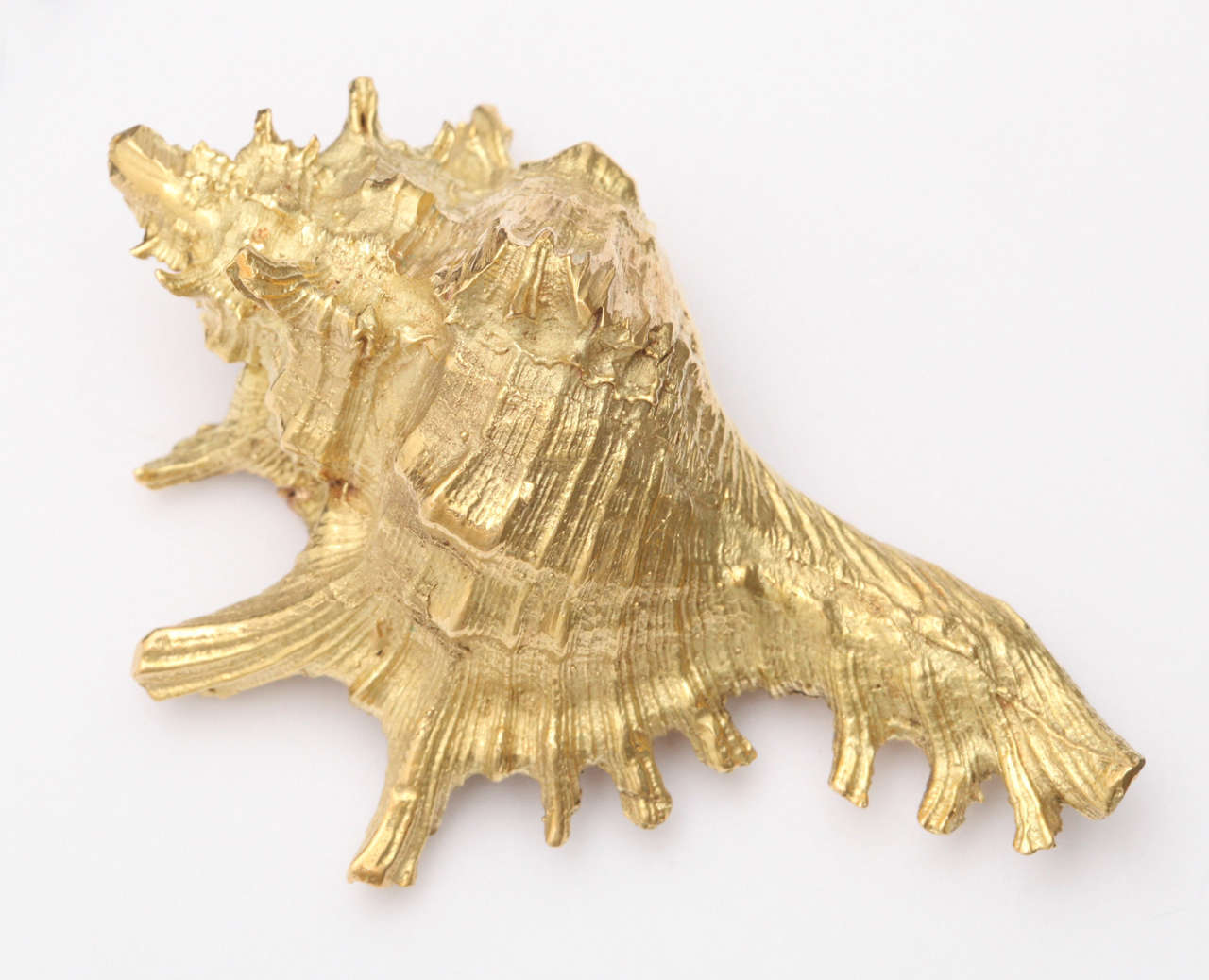 Impressive Gold Conch Shell Brooch In Excellent Condition In New York, NY