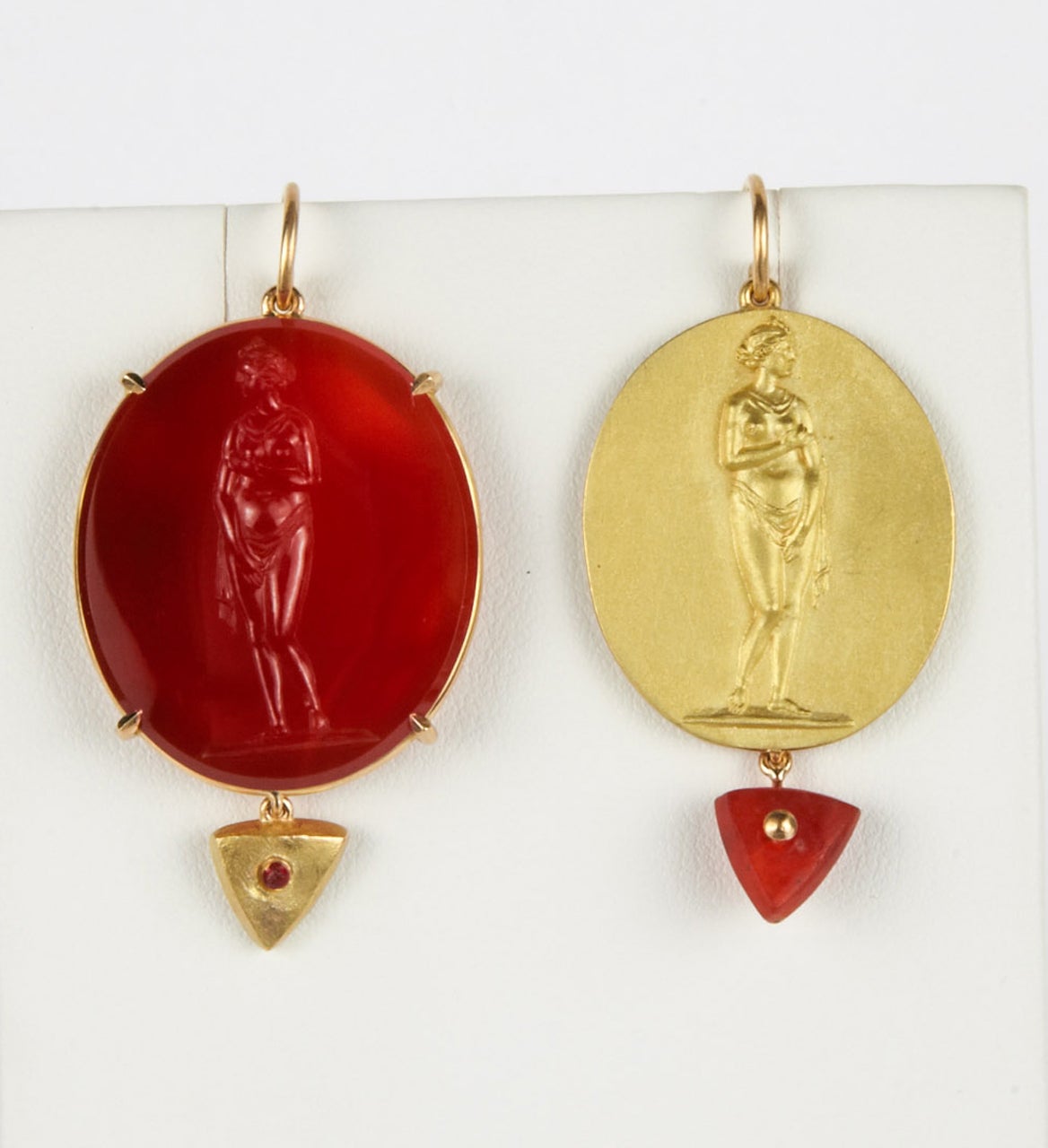 Pair of 18K gold earrings set on one side with an oval carnelian intaglio representing the Medici Venus, Italy, 1750-1820, (Provenance: collection of Robertson Davies,1913-1995), on the other side with the intaglio's impression in gold, each one