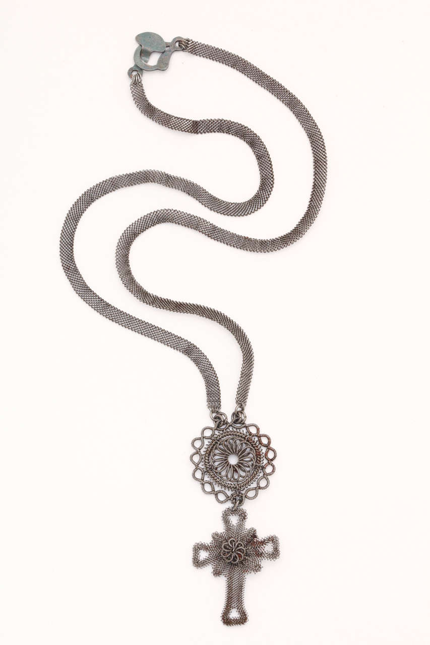 Das schwerelose antike georgische schlesische Drahtkreuz um 1800 ist von Hand aus feinem Eisen gewebt. Die stacheligen Details und die zentralen Blütenformen, die der Juwelier bearbeitet hat, sind zart und strukturiert, und es ist unmöglich, die