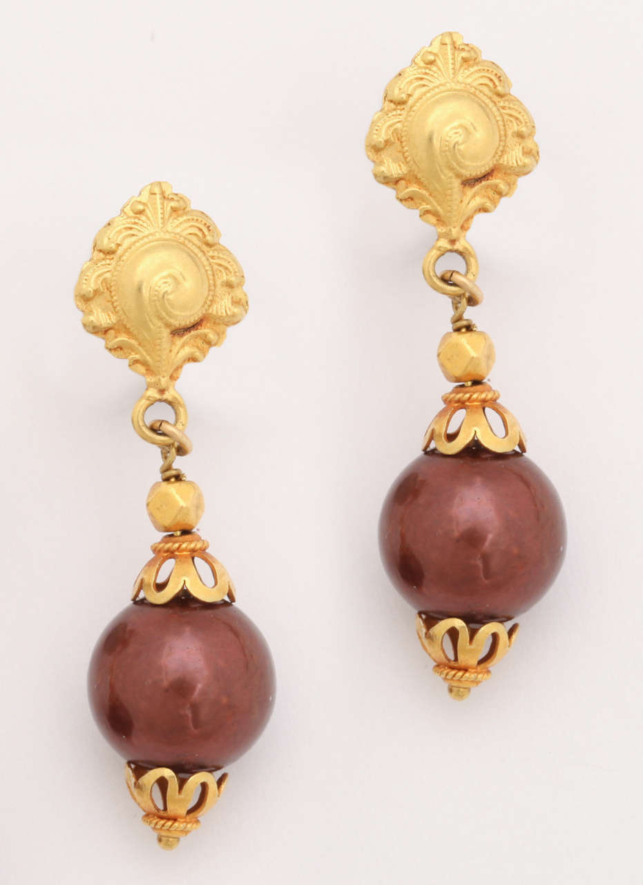 Artisan Chocolate Pearl Gold Necklace and Earrings For Sale