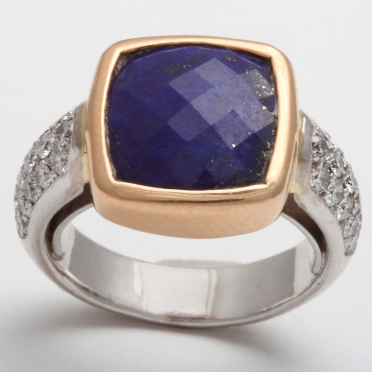 Le Lapis Lazuli facetté est serti dans une lunette en or jaune 18 carats et flanqué d'une tige en or blanc 18 carats sertie de pierres blanches  & diamants pleine taille.  Il dispose d'un calibreur interne et mesure 4/2 - mais il peut être agrandi