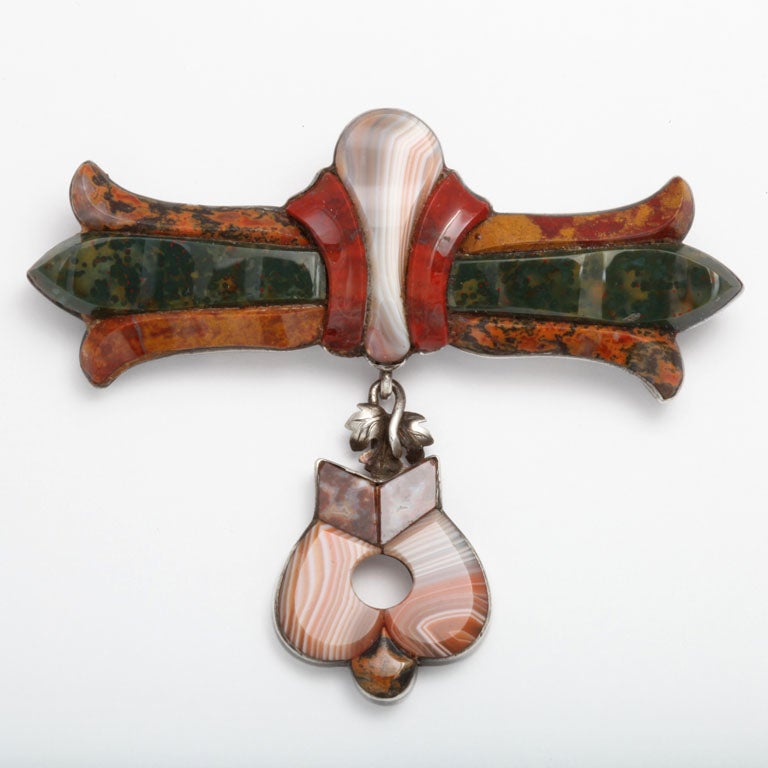 Broche bannière victorienne écossaise en agate