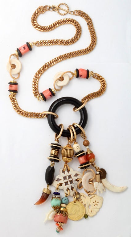 Spectaculaire collier de pendentifs Vrba avec quatre longues breloques suspendues à un grand anneau. L'anneau s'attache à deux chaînes de 17 1/2