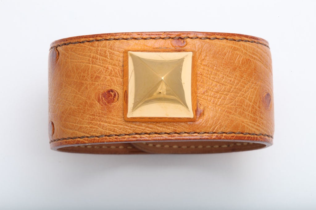 Very rare Hermes ostrich medor bangle in gold/gold(light brown).
Height 1.2 inches, Circumference 6.7 inches