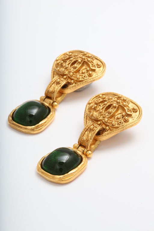 Women's CHANEL DANGLING EARRINGS WITH GREEN GRIPOIX