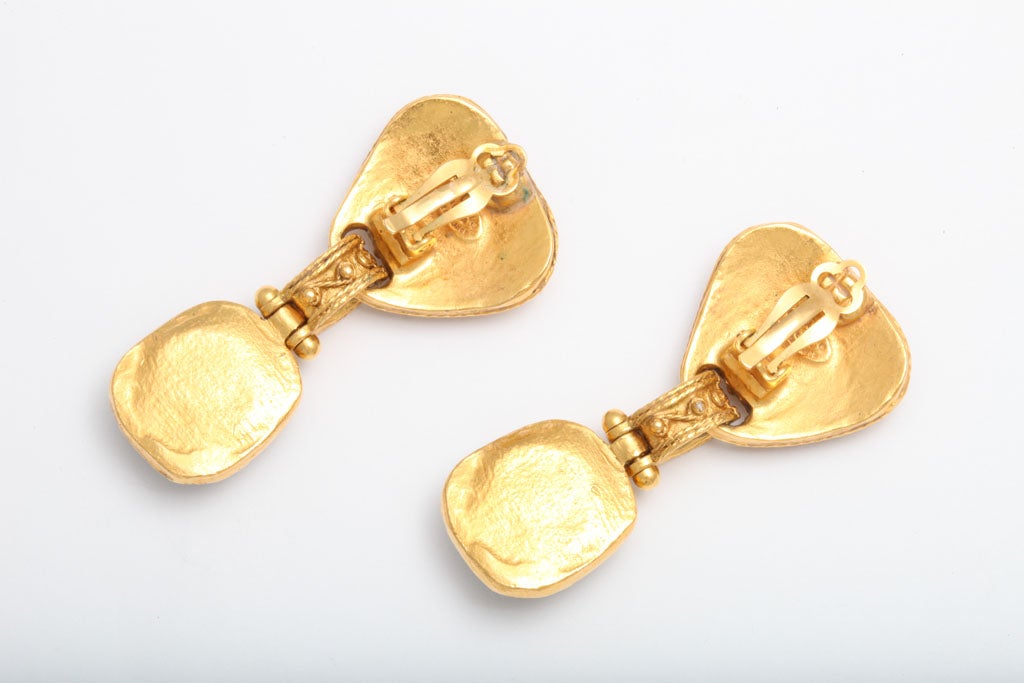 CHANEL DANGLING EARRINGS WITH GREEN GRIPOIX 3