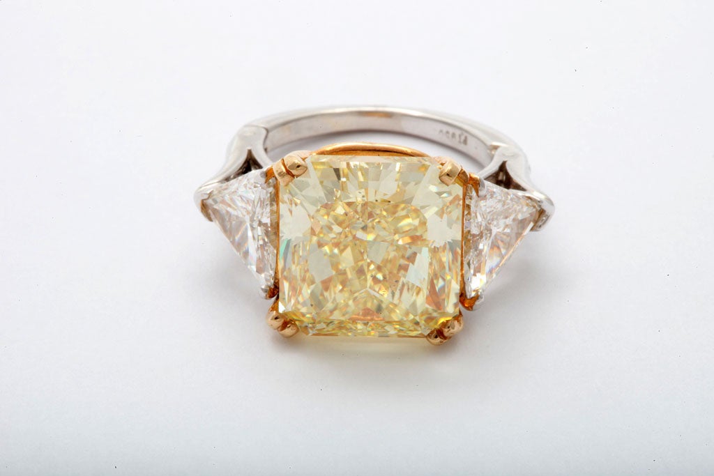 Women's Spectacular Fancy Yellow Diamond  Ring