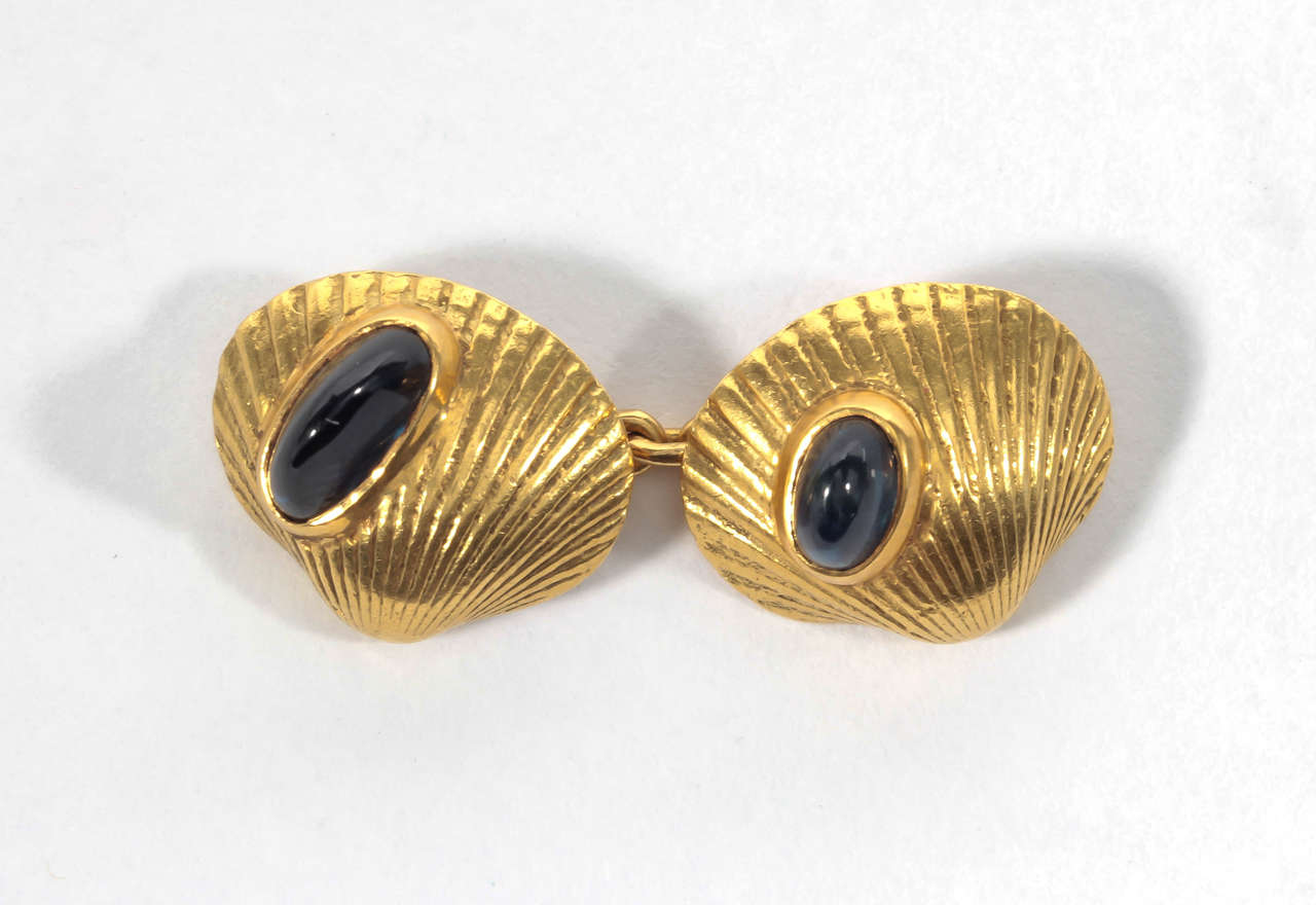 Pair of Cabochon Sapphire Gold Cufflnks In Good Condition For Sale In New York, NY