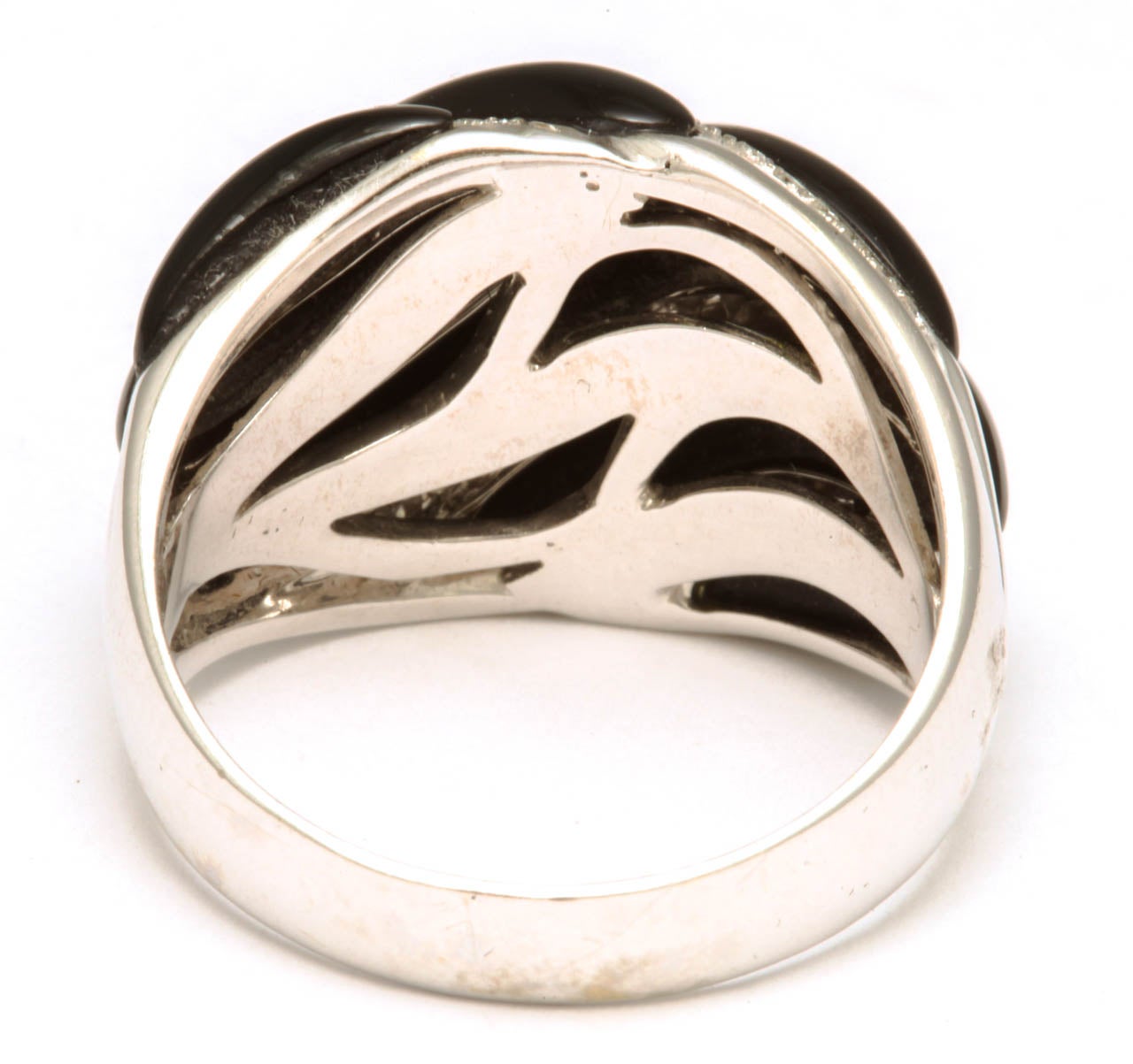 Black Onyx & Diamond White Gold Swirl Ring In Excellent Condition For Sale In New York, NY