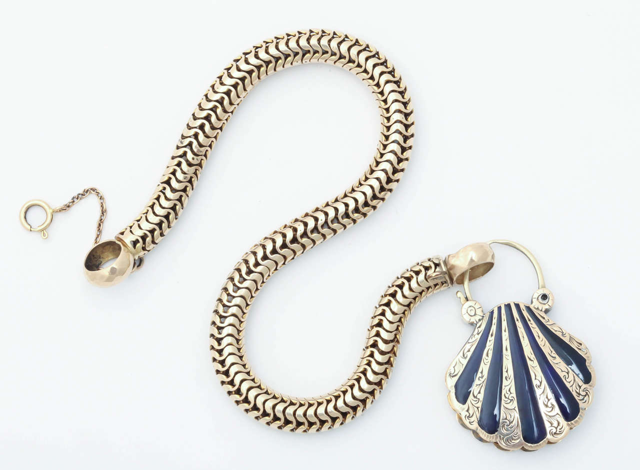 Victorian Snake Chain with a Scallop Shell Locket In Excellent Condition In Stamford, CT