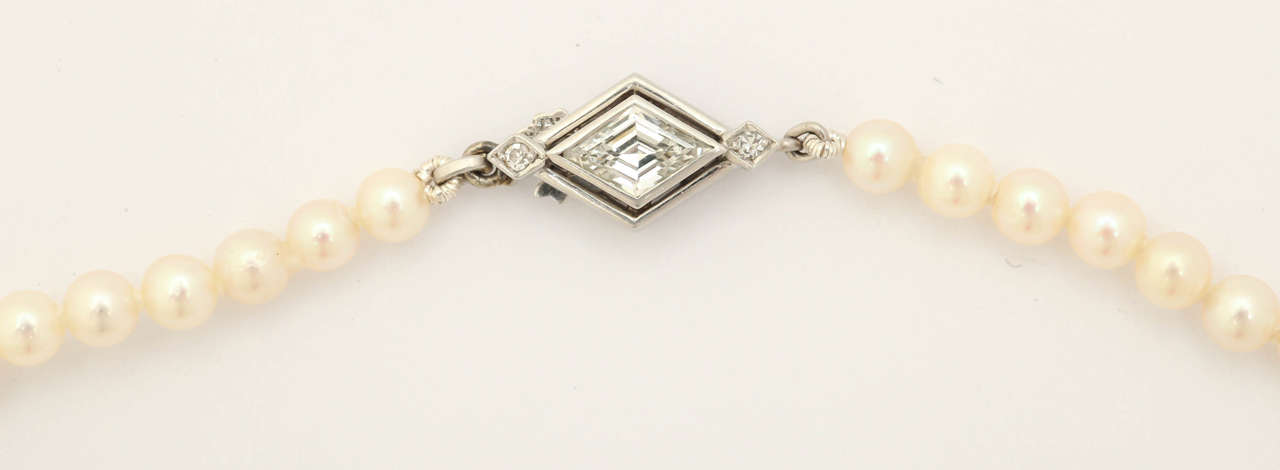 Graduated Cultured Pearl Necklace with Diamond Gold Clasp In Excellent Condition For Sale In TRYON, NC
