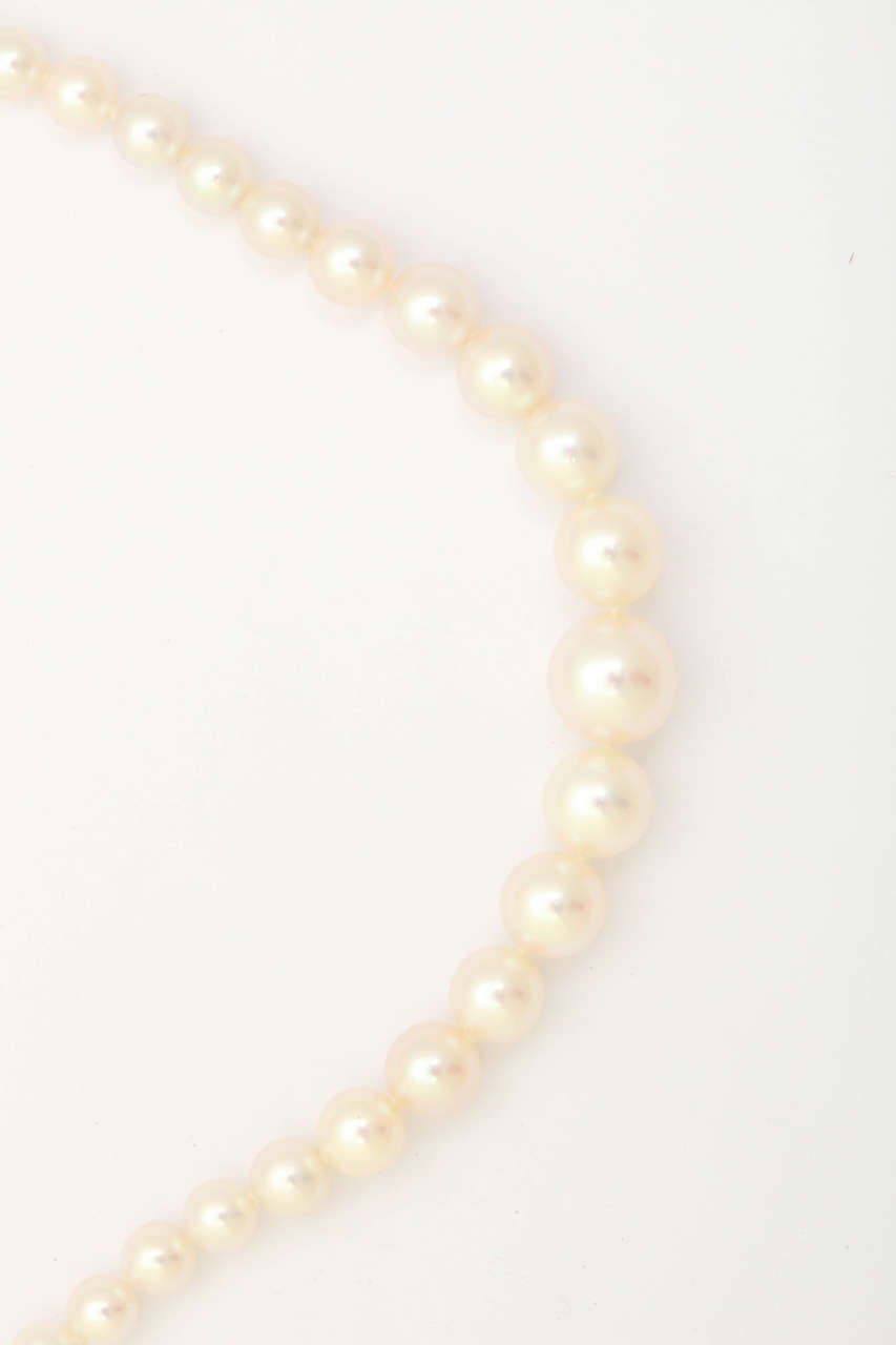 Women's Graduated Cultured Pearl Necklace with Diamond Gold Clasp For Sale