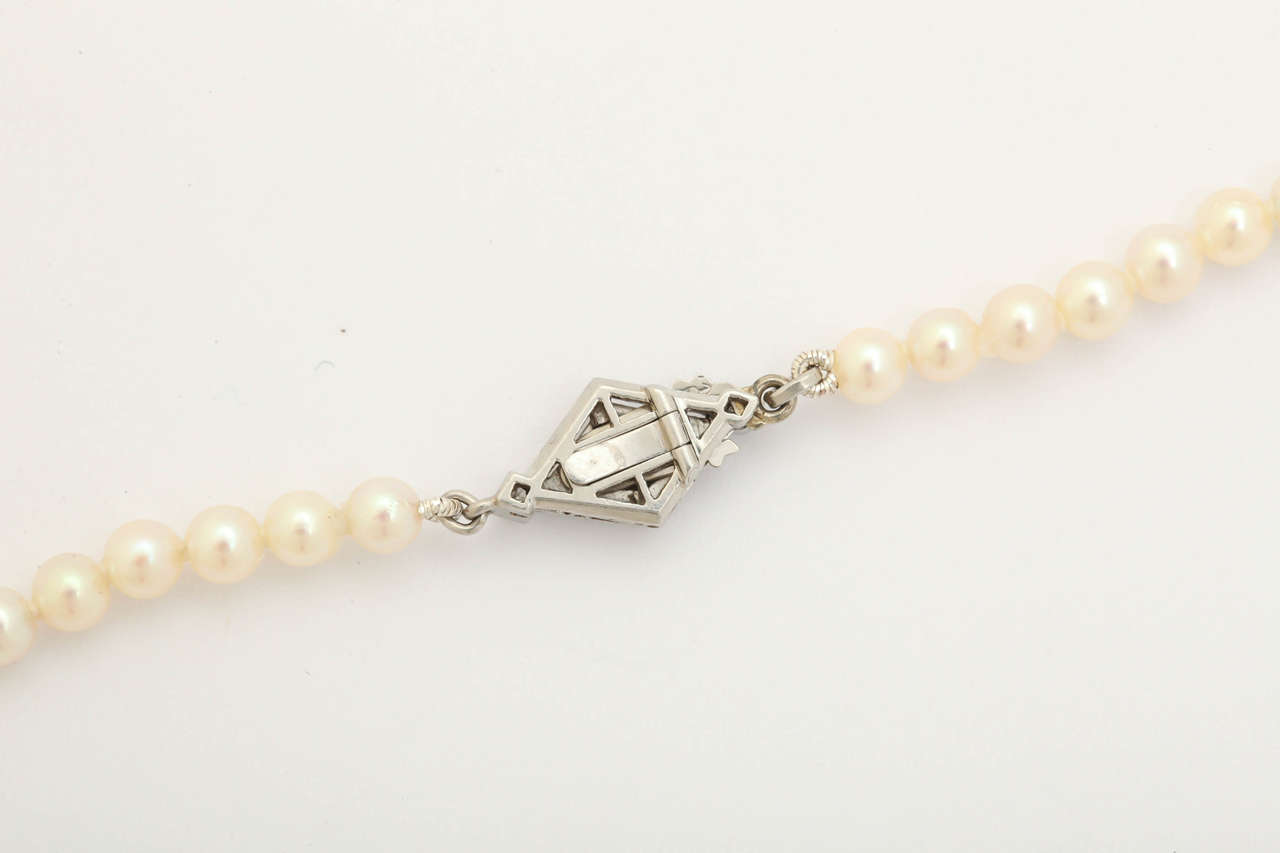 Graduated Cultured Pearl Necklace with Diamond Gold Clasp For Sale 1