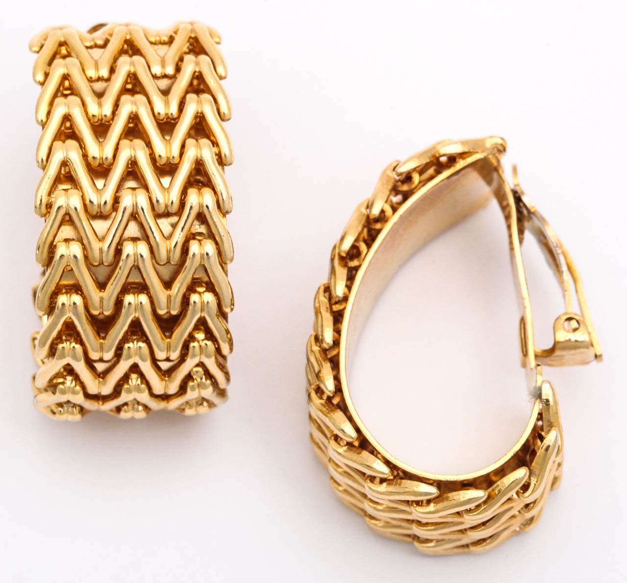 Golden Chevron Link Hoop Earrings, Costume Jewelry In Excellent Condition In Stamford, CT