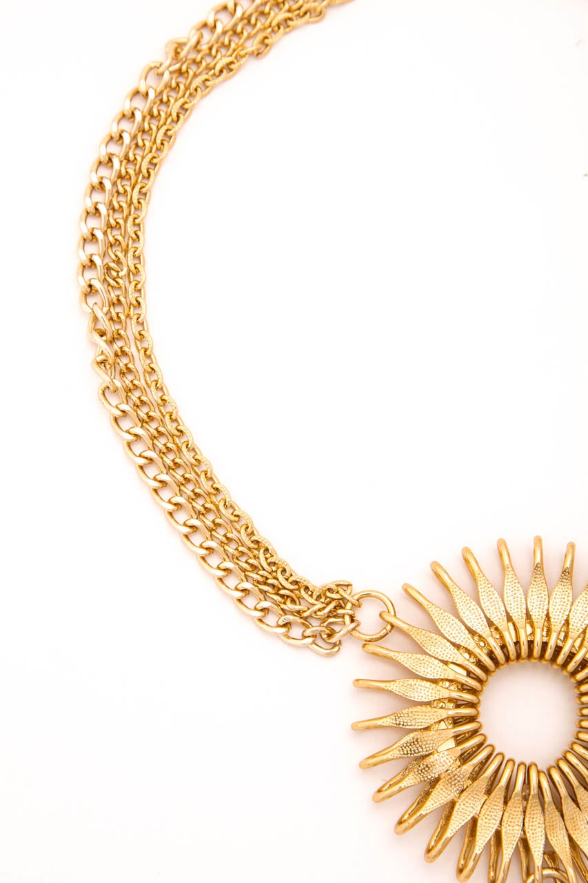 Collier Sunburst en or avec long pampille, bijou de costume Pour femmes en vente