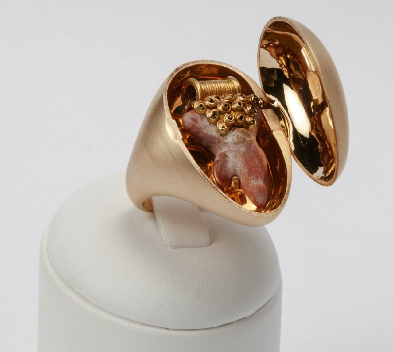 Roman Coral Phallus Ring In Excellent Condition For Sale In Paris, IDF