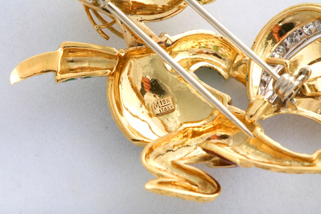 De las mujeres Claflin Style - Divertida ardilla corredora Broche de oro esmaltado con rubí y diamantes en venta