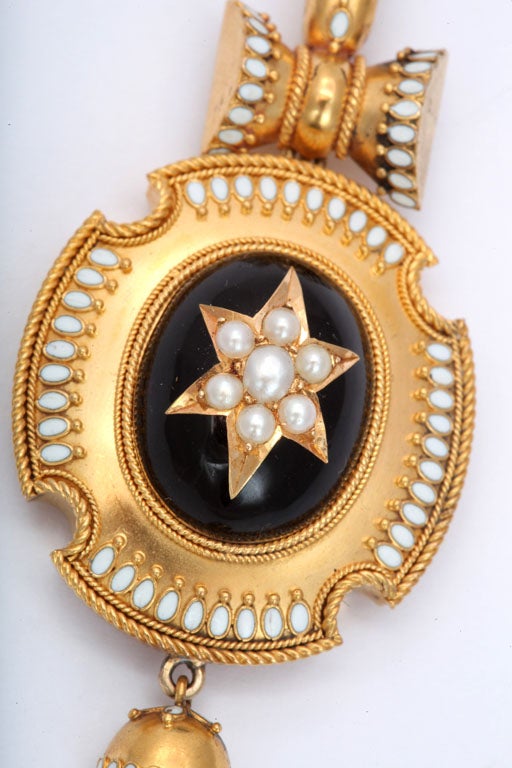 Victorien Pendentif ancien victorien en émail et perles naturelles de style néo-archéologique en vente