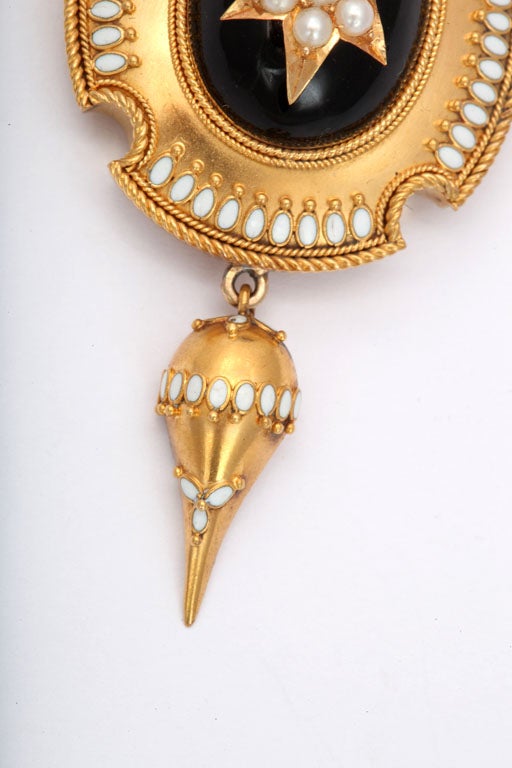Pendentif ancien victorien en émail et perles naturelles de style néo-archéologique Bon état - En vente à Stamford, CT