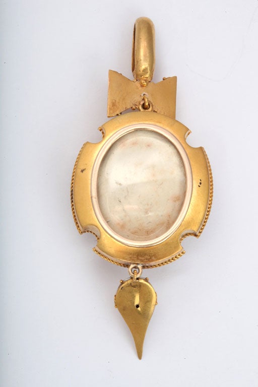 Pendentif ancien victorien en émail et perles naturelles de style néo-archéologique Pour femmes en vente