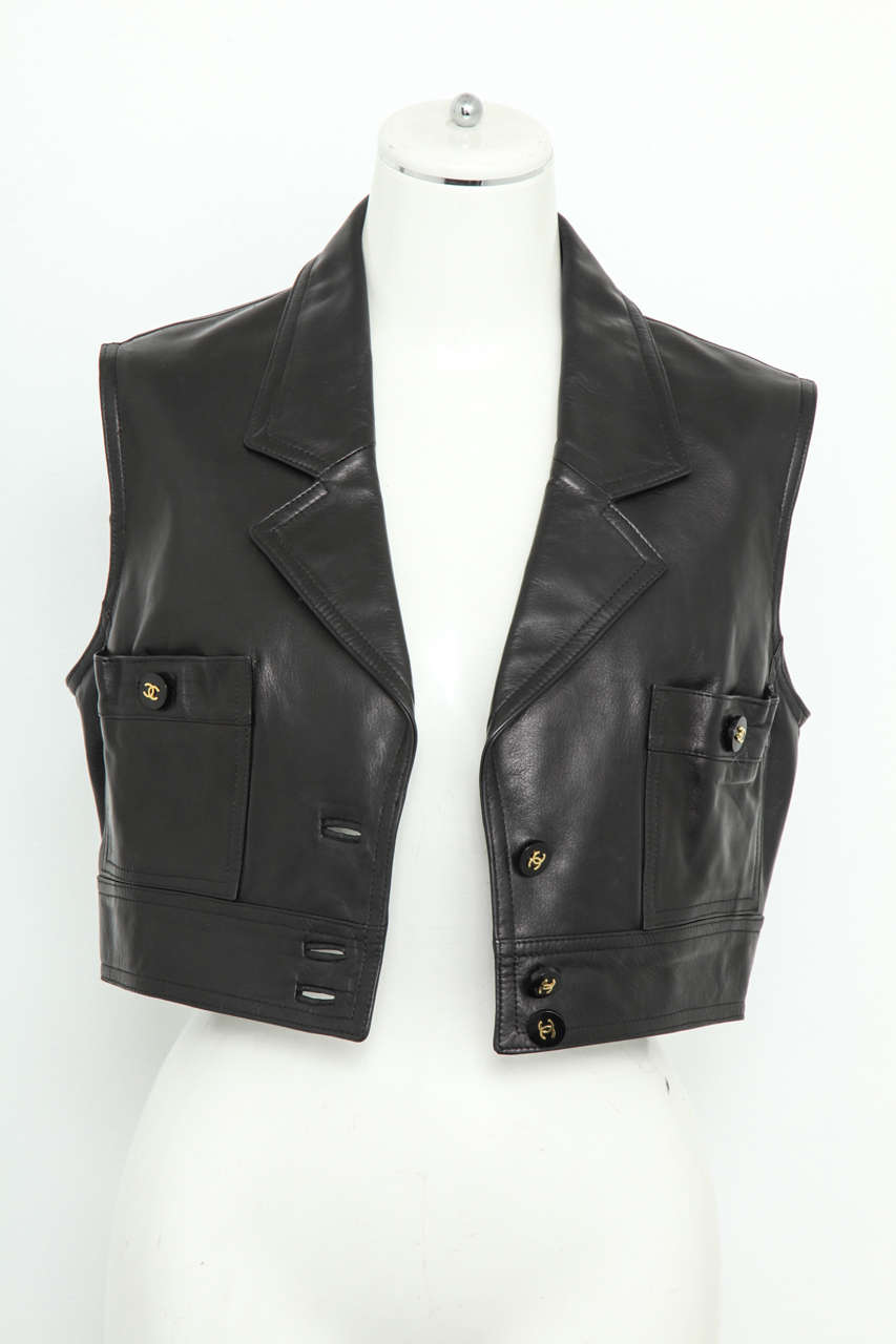Very rare Chanel cropped leather vest in black. It has gorgeous silk lining.
From 1995 Spring collection.
Size is about FR 36-38.