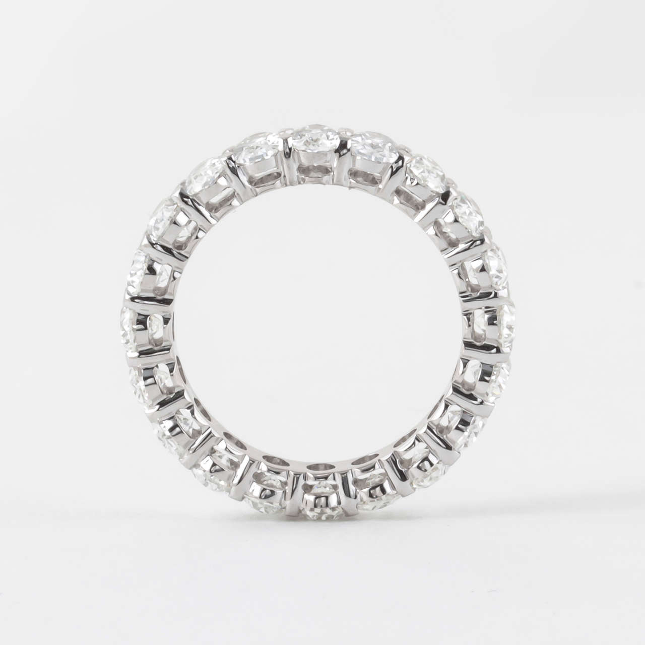 Anneau d'éternité en or blanc et diamants ovales Neuf - En vente à New York, NY