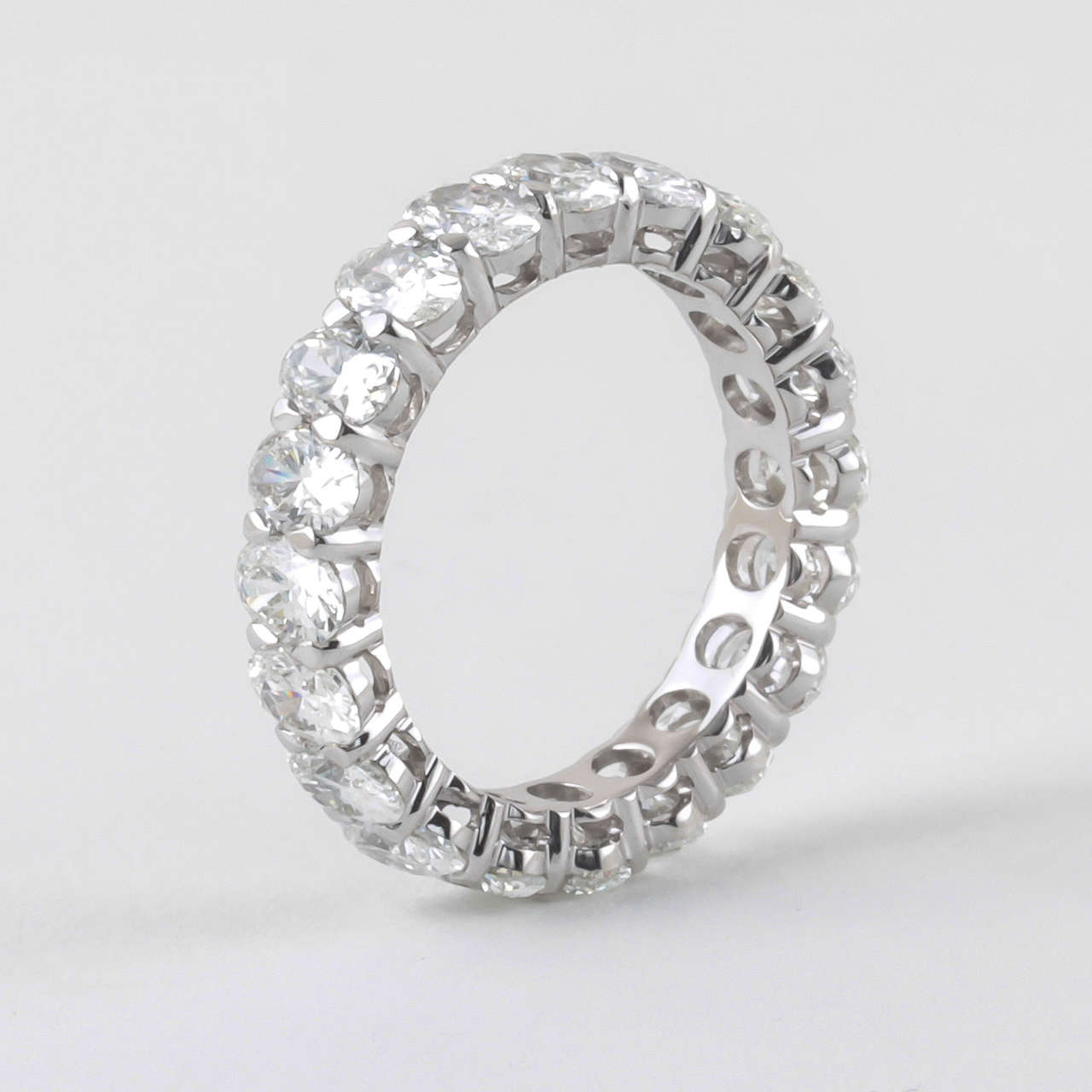 Anneau d'éternité en or blanc et diamants ovales Pour femmes en vente
