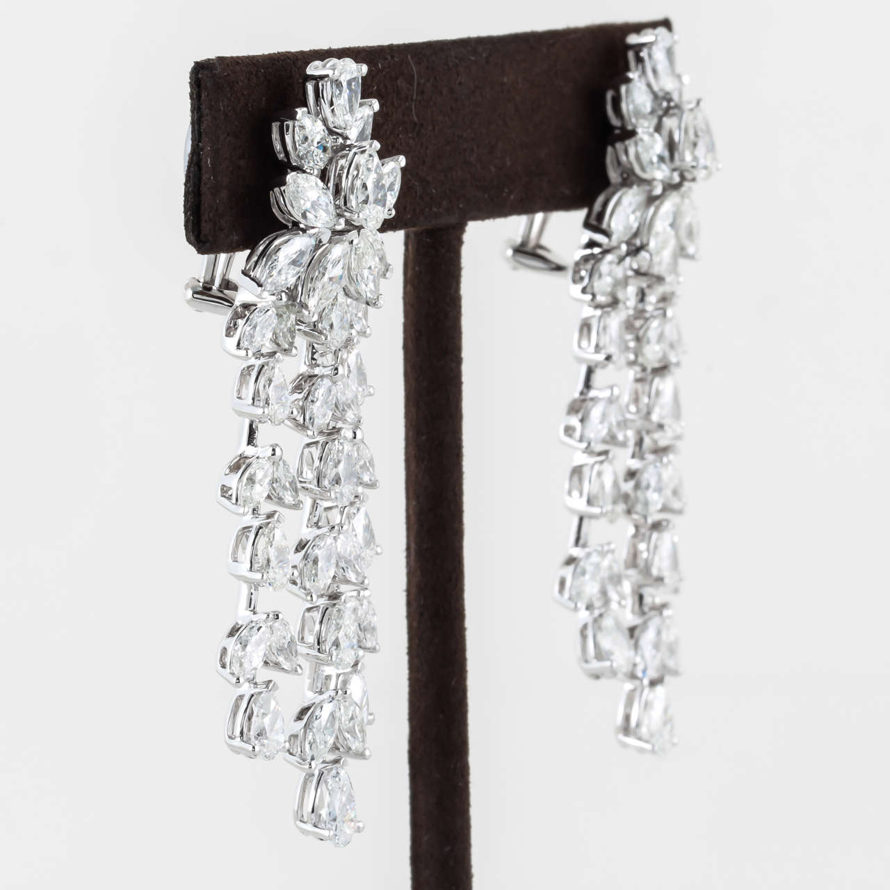 Elegant Diamond White Gold Drop Earrings In Excellent Condition In New York, NY