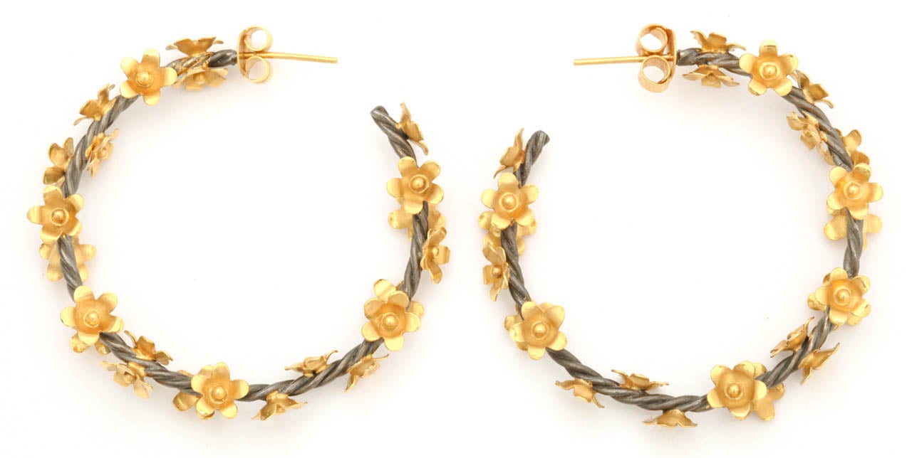 Silver Gold Floral Vine Hoop Earrings In New Condition For Sale In Fifth Avenue, NY