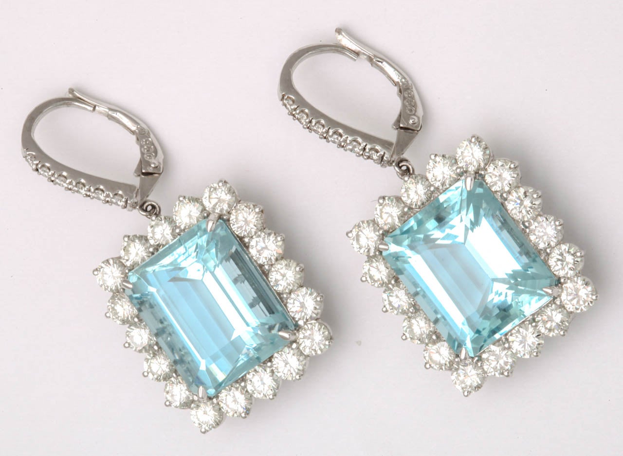 Diamond and Aquamarine Platinum Earrings In Excellent Condition For Sale In New York , NY