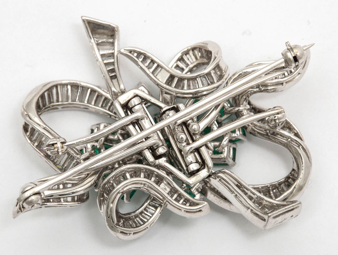 Emerald Diamond Platinum Ribbon Brooch In Excellent Condition In New York, NY