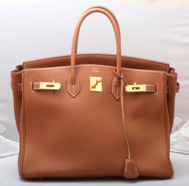 Hermes birkin 35cm. Togo leather, gold hardware, F stamp.
Comes with the original box.