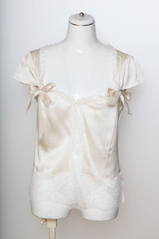 Elegant Valentino Roma silk blouse with lace and bow details.
Italian size 42.
Chest measurement 36 inches