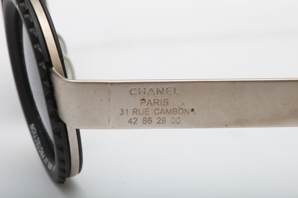 chanel logo frame sunglasses