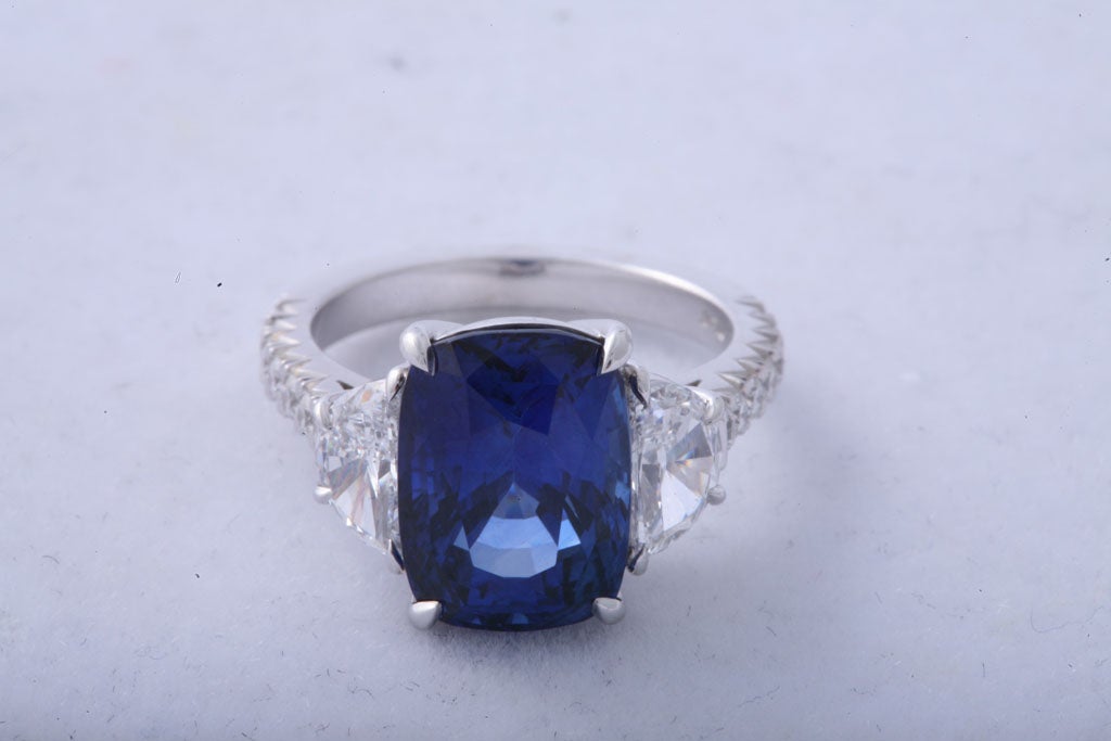 Magnificent Sapphire and Diamond Ring In New Condition For Sale In New York, NY