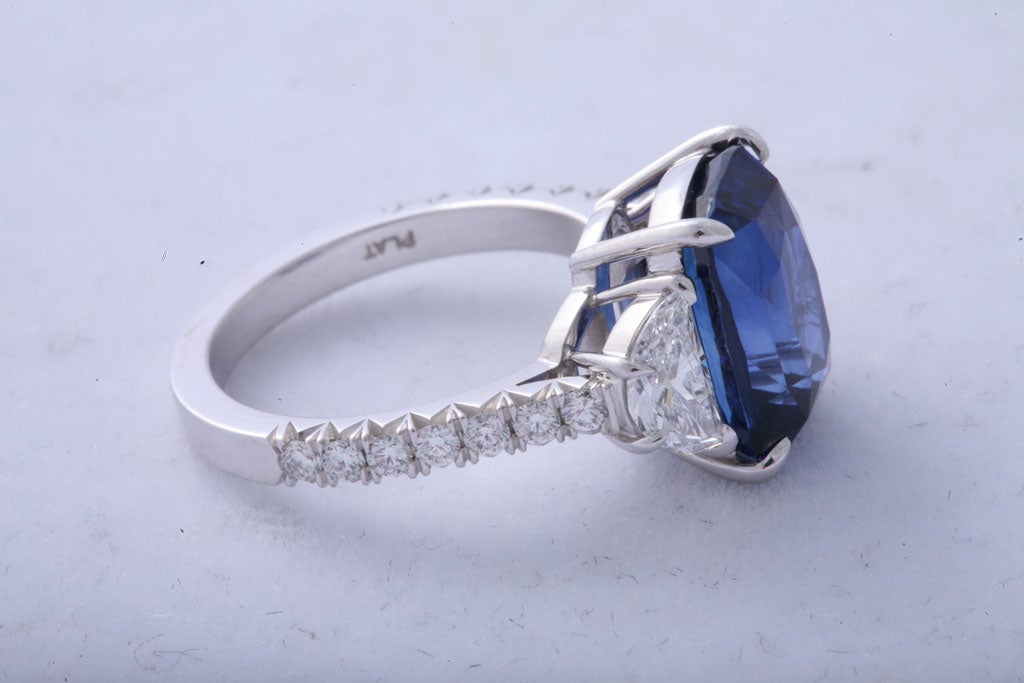 Women's Magnificent Sapphire and Diamond Ring For Sale