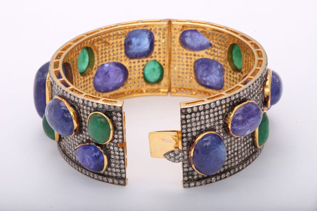 Bracelet jonc audacieux en diamants pavés avec tanzanites et émeraudes cabochons en vente 2