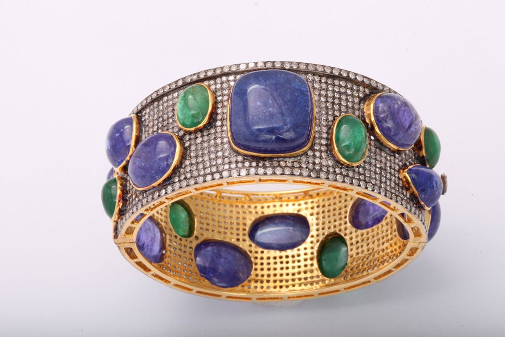 Ce bracelet impressionnant est magnifiquement réalisé avec plus de 12 carats de diamants, plus de 18 carats d'émeraudes et plus de 28 carats de tanzanites.
L'intérieur mesure 2 3/8