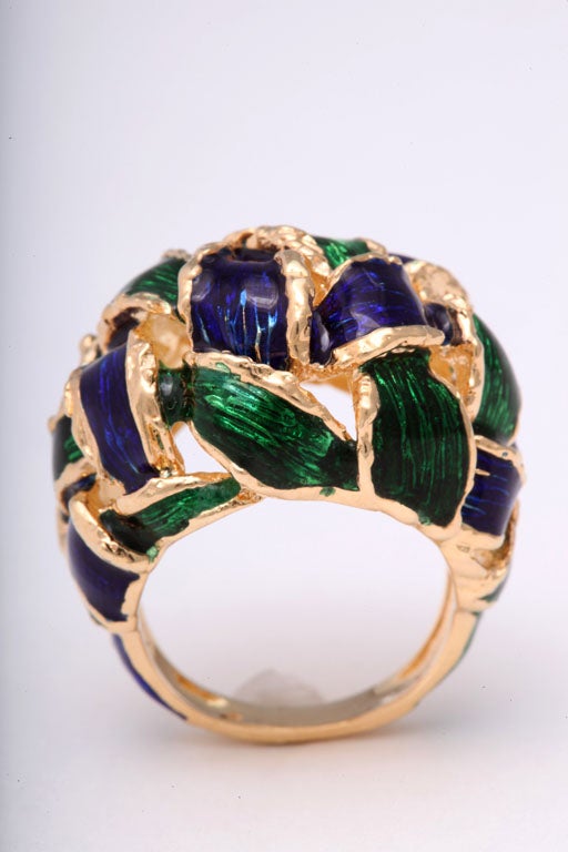1960s Moderne Woven Green and Blue Enamel Gold Dome Ring In Excellent Condition In Miami Beach, FL