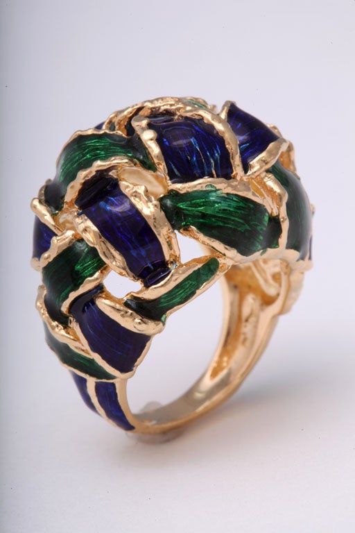 Beautifully hand painted enamel ring made of 18k yellow gold.
US Size 5 3/4