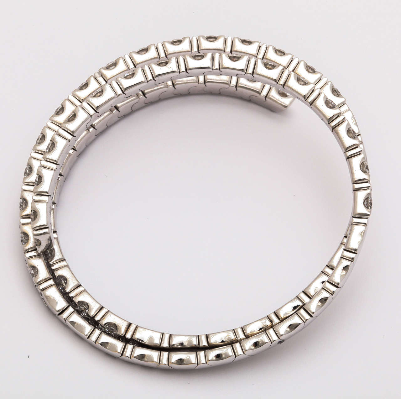 Diamond White Gold Spring Bangle Bracelet In New Condition For Sale In New York, NY