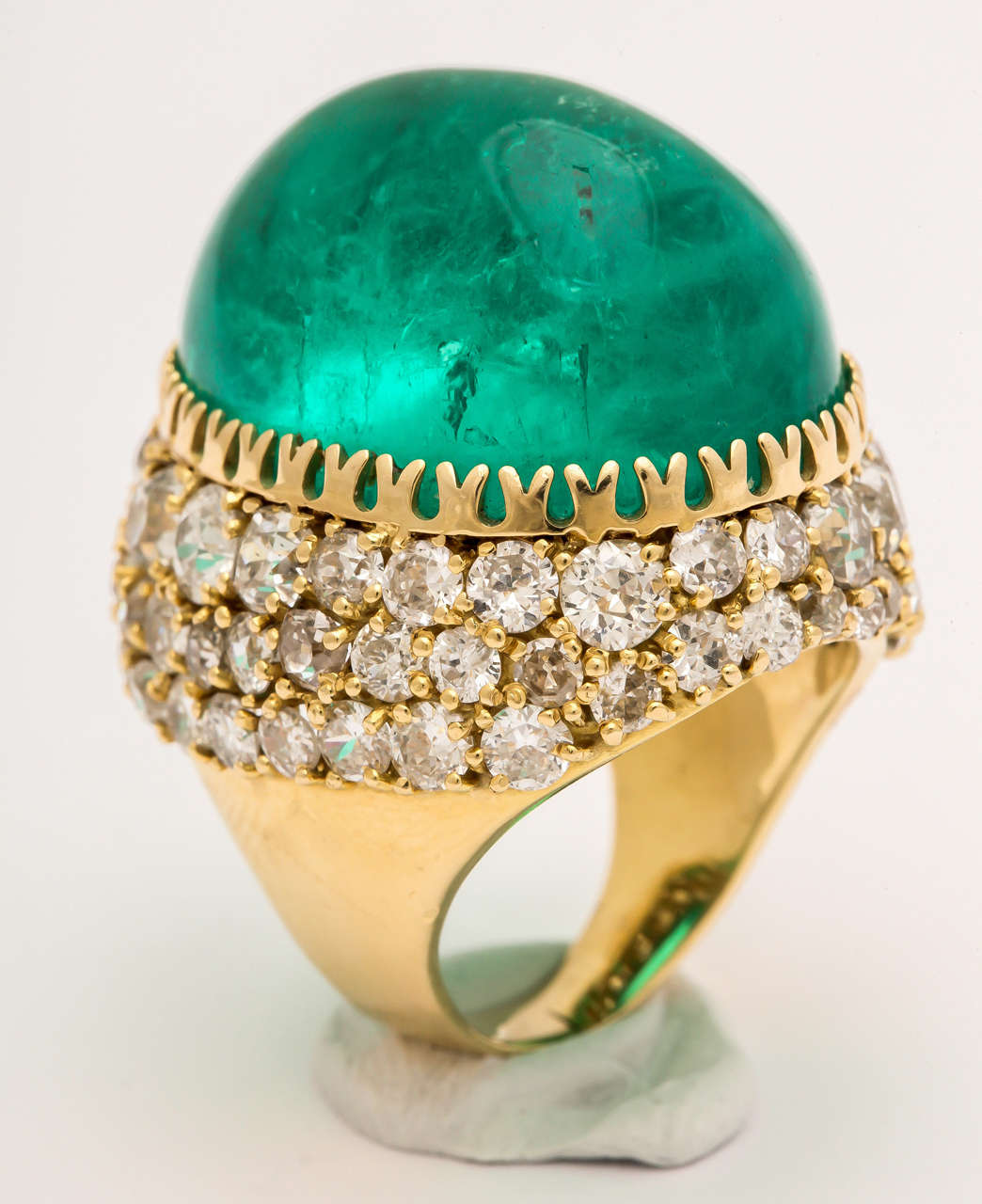 Victorien Bague en or avec diamants et émeraude cabochon de 54,19 carats en vente