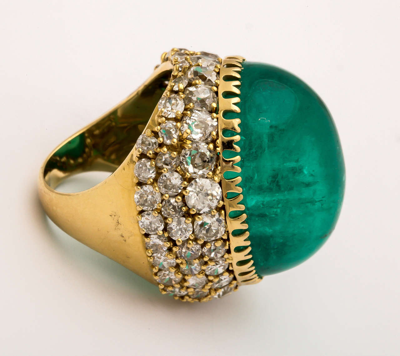 Taille cabochon Bague en or avec diamants et émeraude cabochon de 54,19 carats en vente