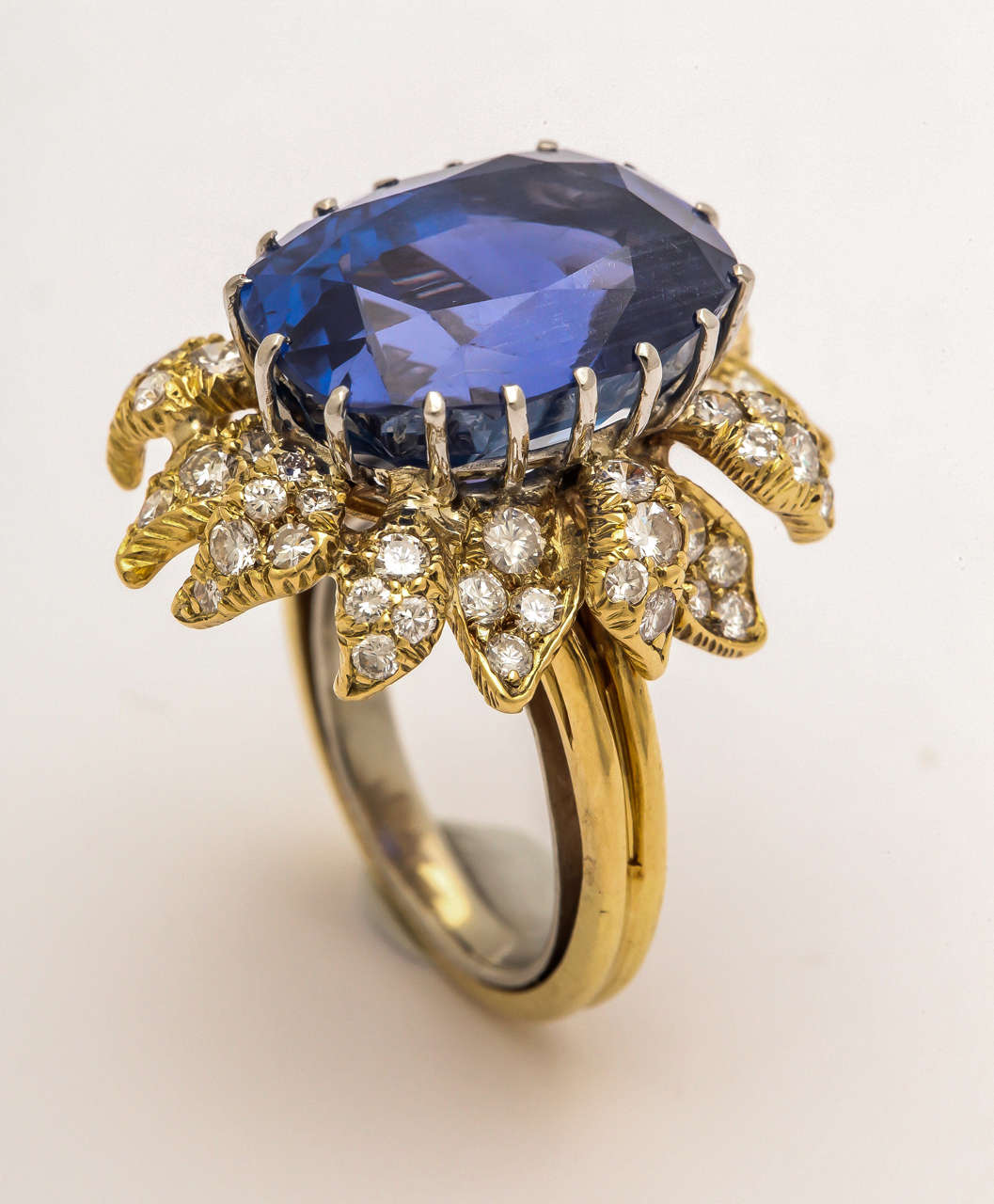 17.70 Carat Natural Ceylon Sapphire Diamond Floral Ring In Excellent Condition For Sale In New York, NY