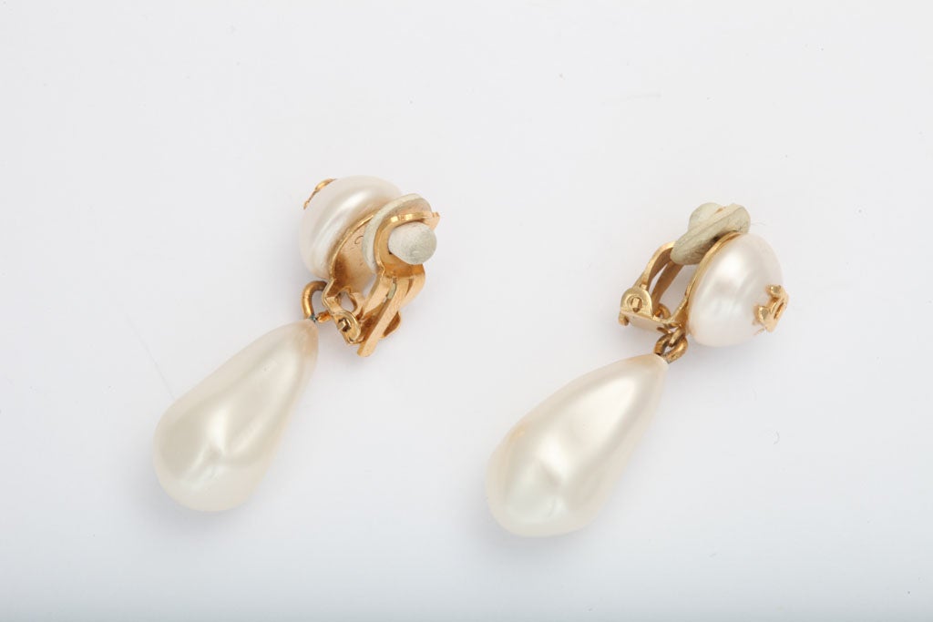 Women's CHANEL MINI PEARL DANGLING EARRINGS