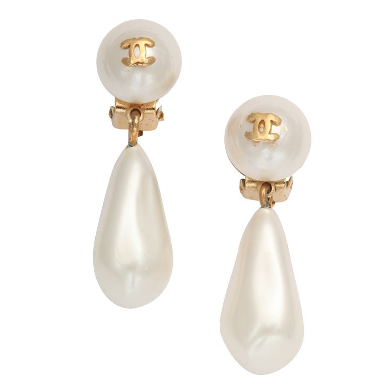 CHANEL MINI PEARL DANGLING EARRINGS