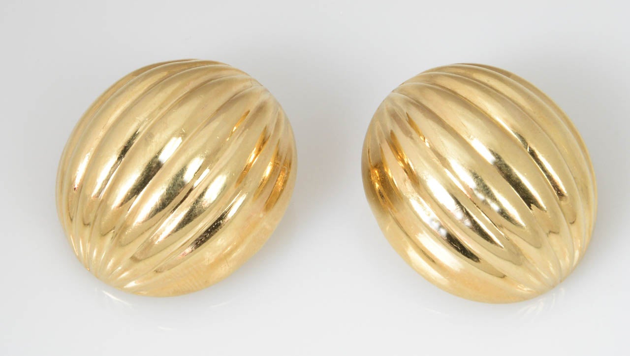 Elegant Ribbed Gold  Domed Ball Clip Earrings In Good Condition In Miami Beach, FL