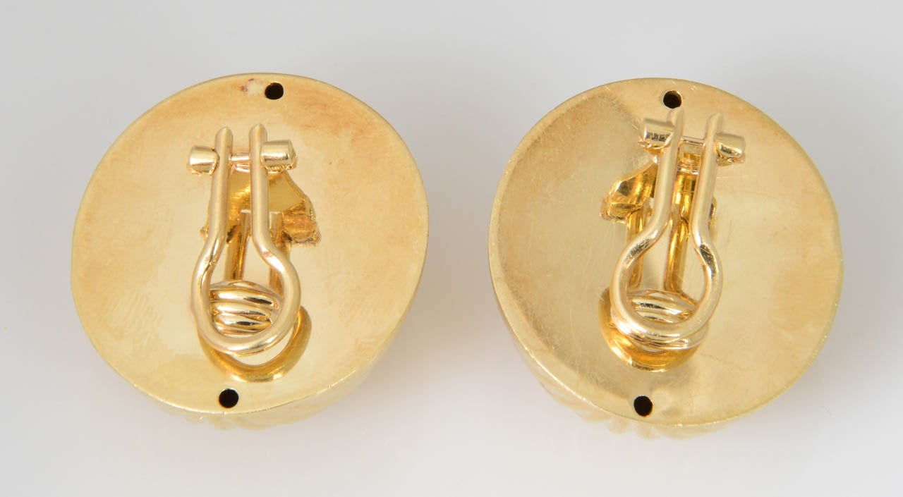 Women's Elegant Ribbed Gold  Domed Ball Clip Earrings