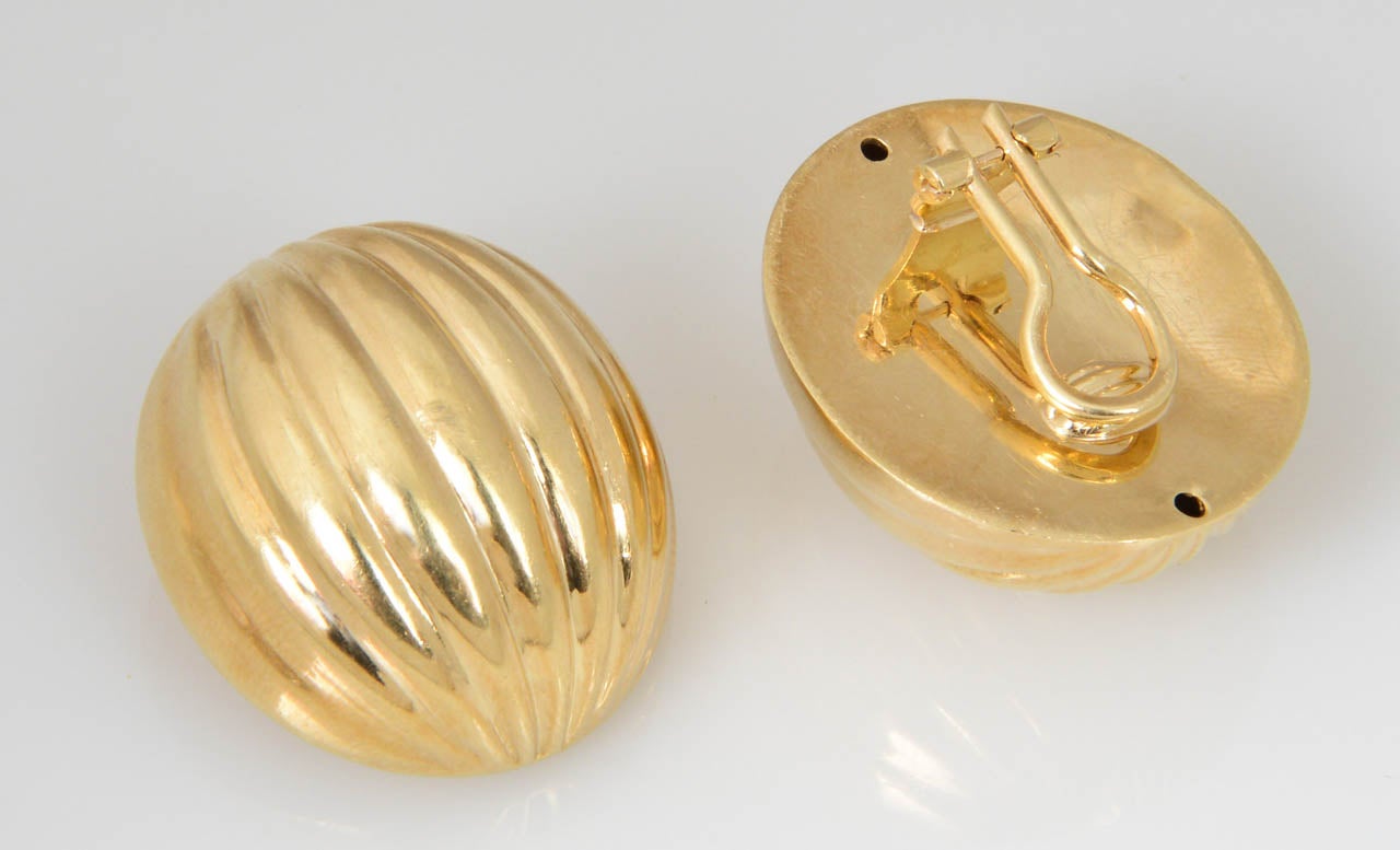 Elegant Ribbed Gold  Domed Ball Clip Earrings 2